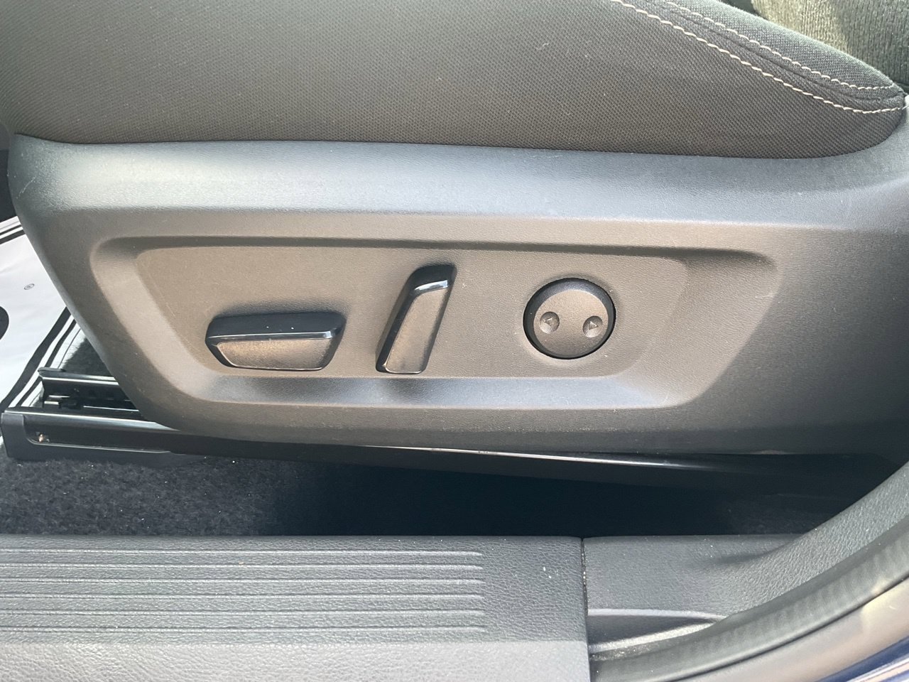 Used 2025 Nissan Rogue SV FWD image 9