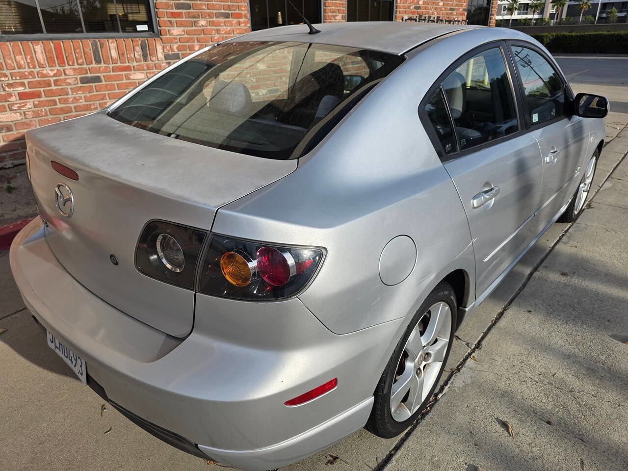 Used 2004 MAZDA MAZDA3 s w/ Moonroof & 6-CD Pkg FWD image 6