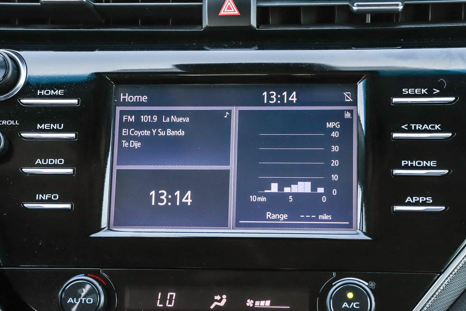 Used 2018 Toyota Camry SE FWD image 18