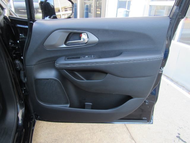 Used 2025 Chrysler Pacifica Select image 20