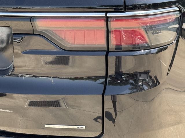 Used 2024 Jeep Wagoneer L Series II RWD image 6
