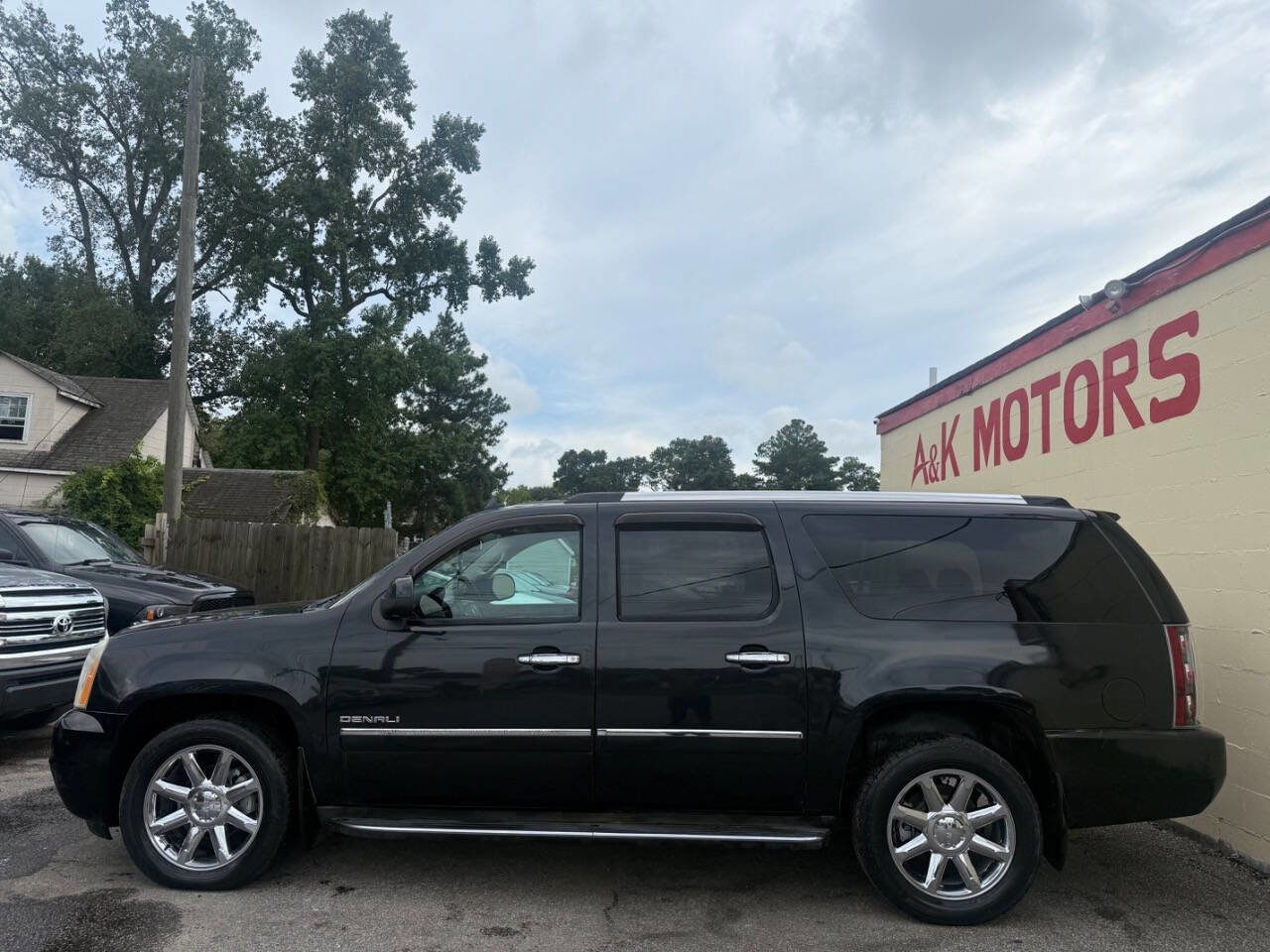 Used 2012 GMC Yukon XL Denali image 3