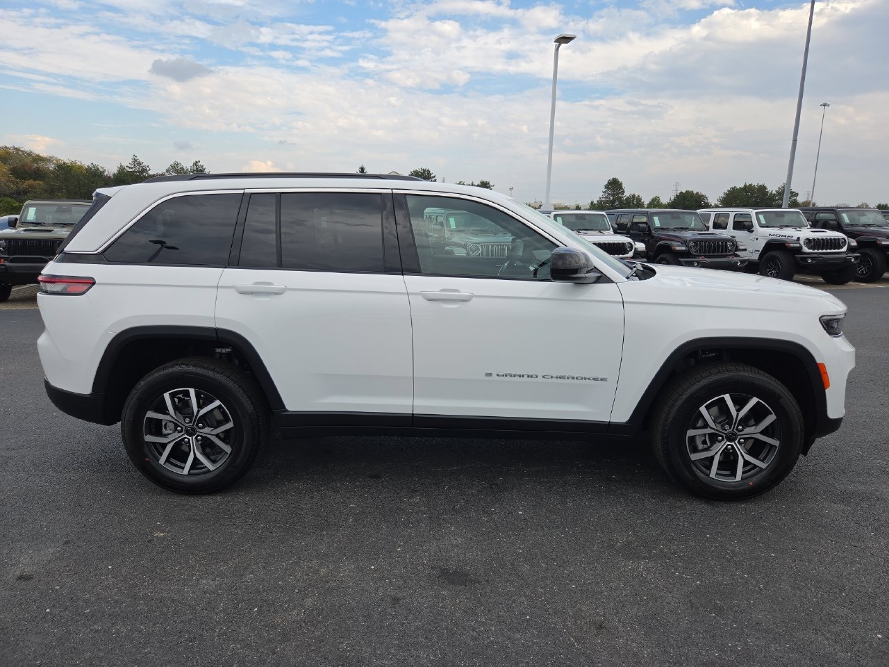 New 2027 Jeep Grand Cherokee Laredo X RWD image 30