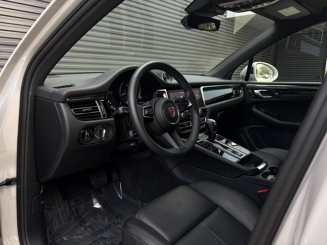 Used 2025 Porsche Macan image 4