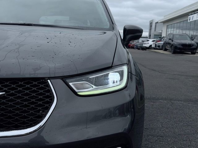 Used 2023 Chrysler Pacifica Touring-L FWD image 3