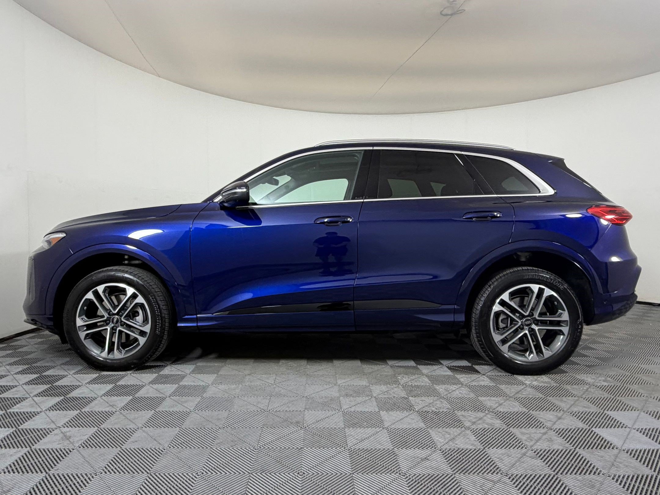 Certified 2025 Audi Q5 Premium AWD/4WD image 2