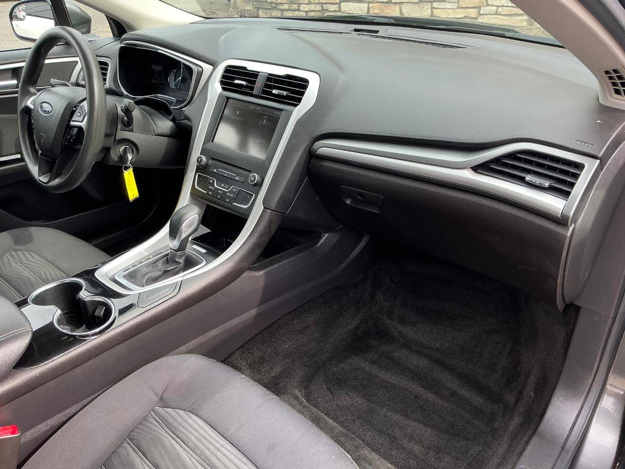 Used 2016 Ford Fusion SE FWD image 10