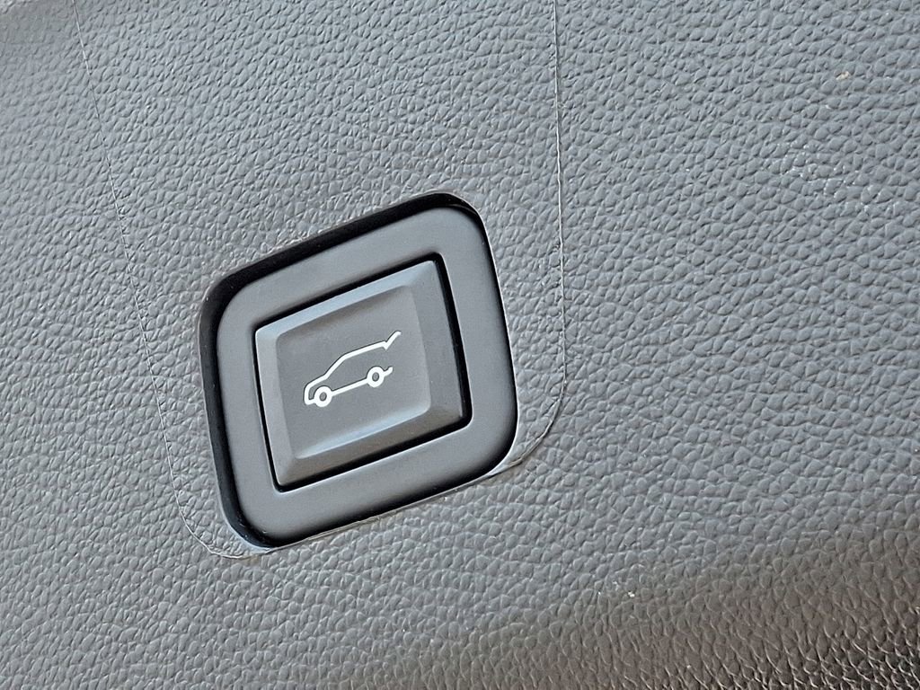 Certified 2023 Chevrolet Traverse LT FWD image 32