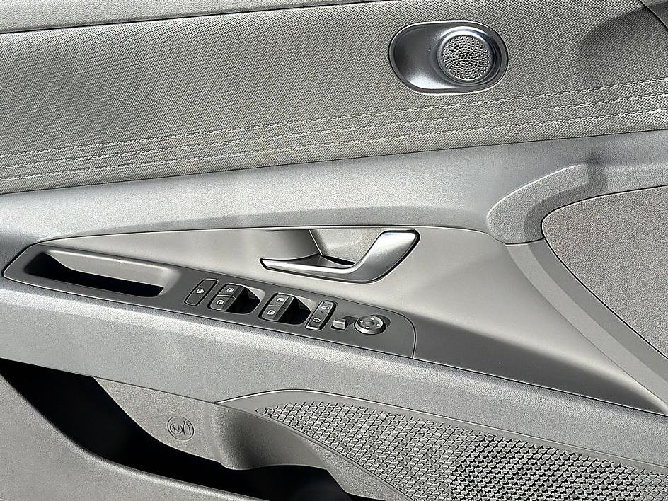 New 2026 Hyundai Elantra SE FWD image 15