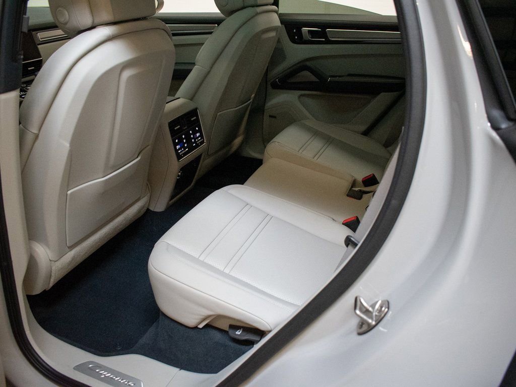 Certified 2023 Porsche Cayenne Platinum Edition image 23