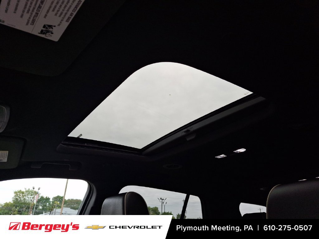 Used 2023 Chevrolet Traverse Premier FWD image 18
