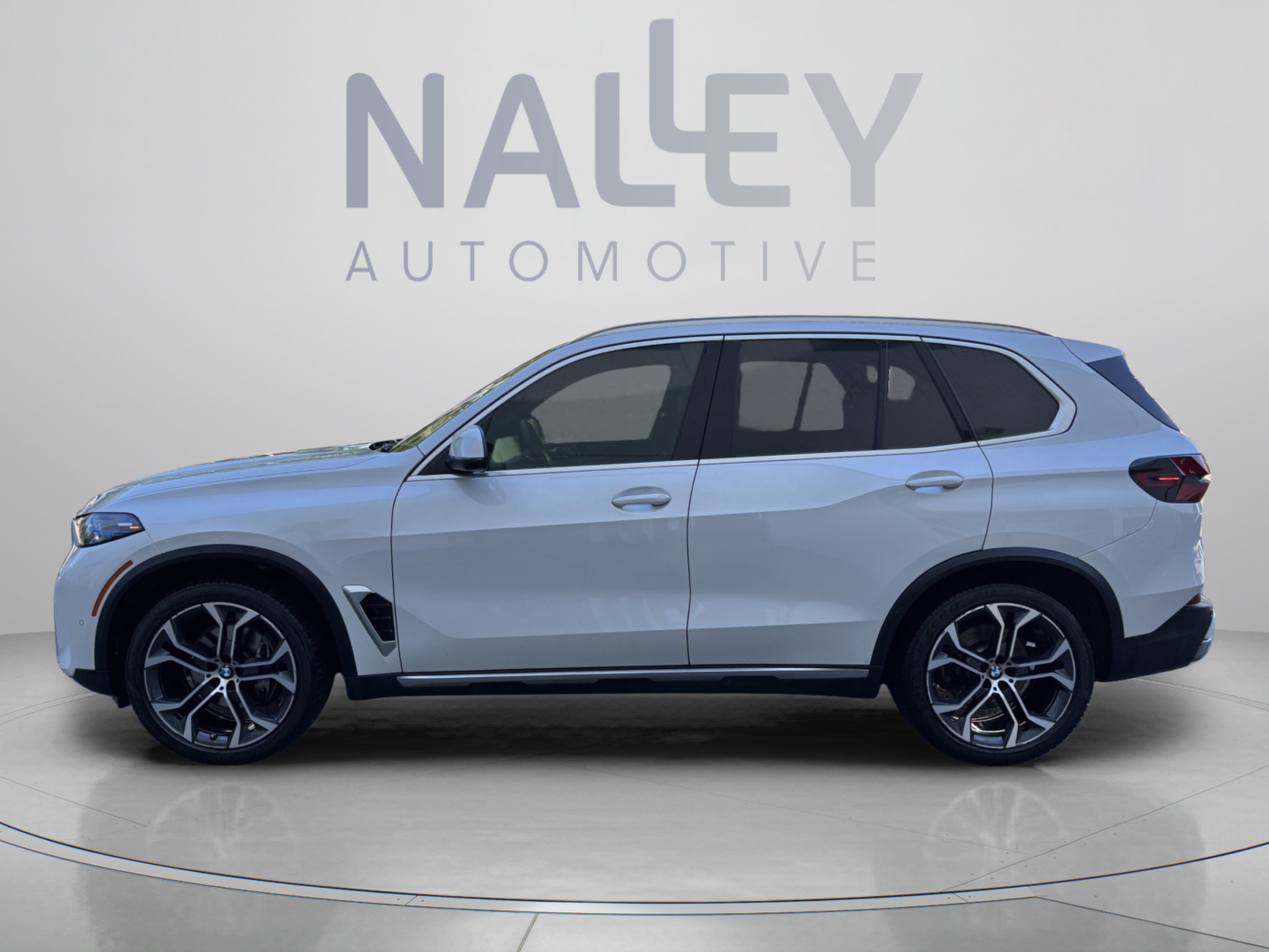 Used 2024 BMW X5 xDrive40i w/ Premium Package AWD/4WD image 4