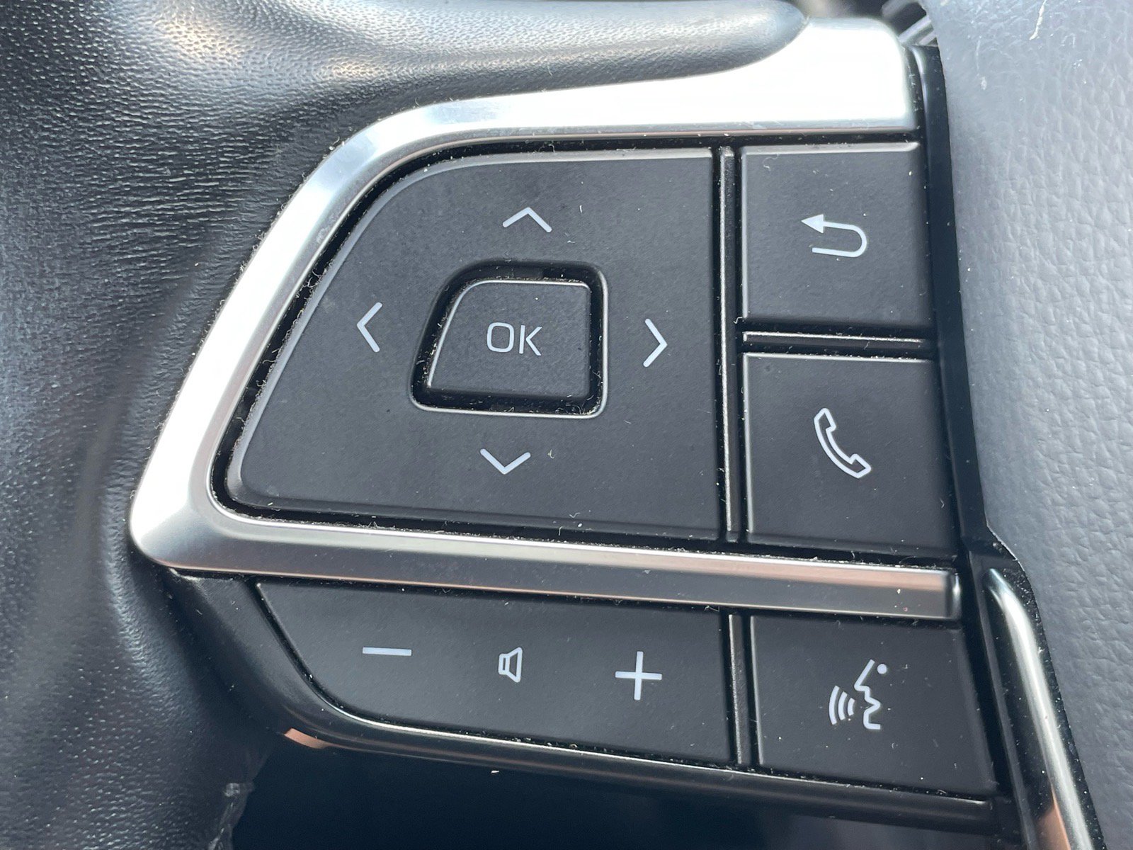 Used 2020 Toyota Highlander Limited FWD image 16