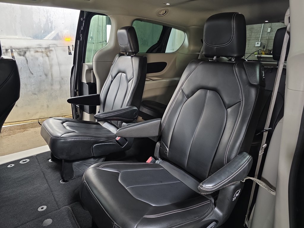 Used 2023 Chrysler Pacifica Touring-L FWD image 16