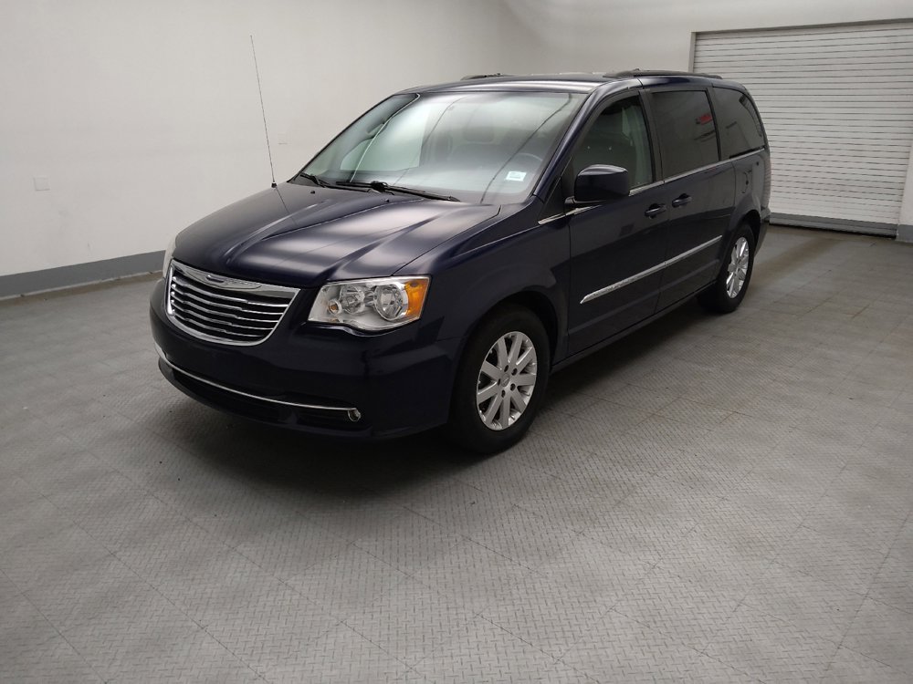Used 2016 Chrysler Town & Country Touring FWD image 2