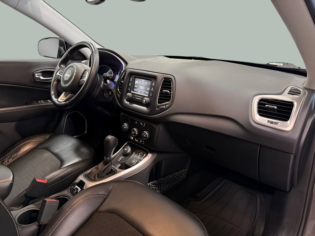 Used 2018 Jeep Compass Latitude w/ Safe & Security Group AWD/4WD image 15