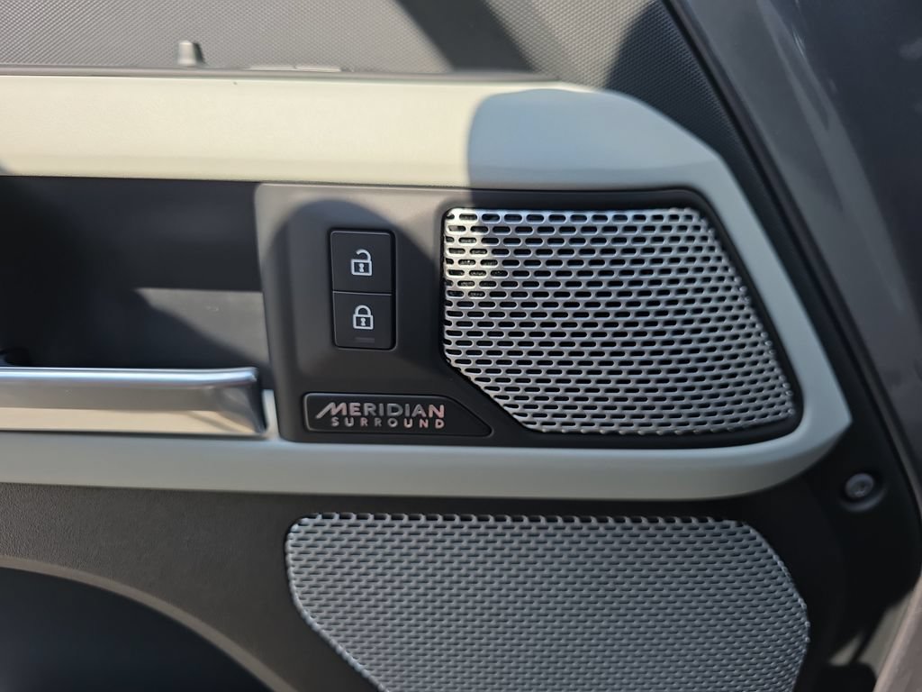 Used 2024 Land Rover Defender 130 X-Dynamic SE AWD/4WD image 19
