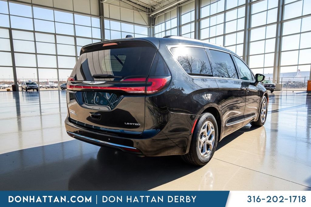Used 2023 Chrysler Pacifica Limited FWD image 30