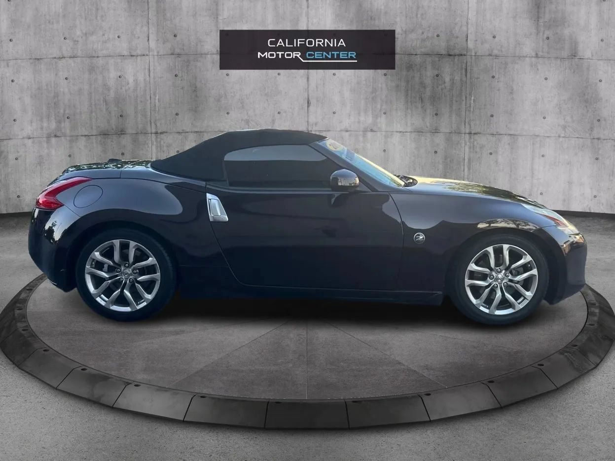 Used 2010 Nissan 370Z Roadster RWD image 4