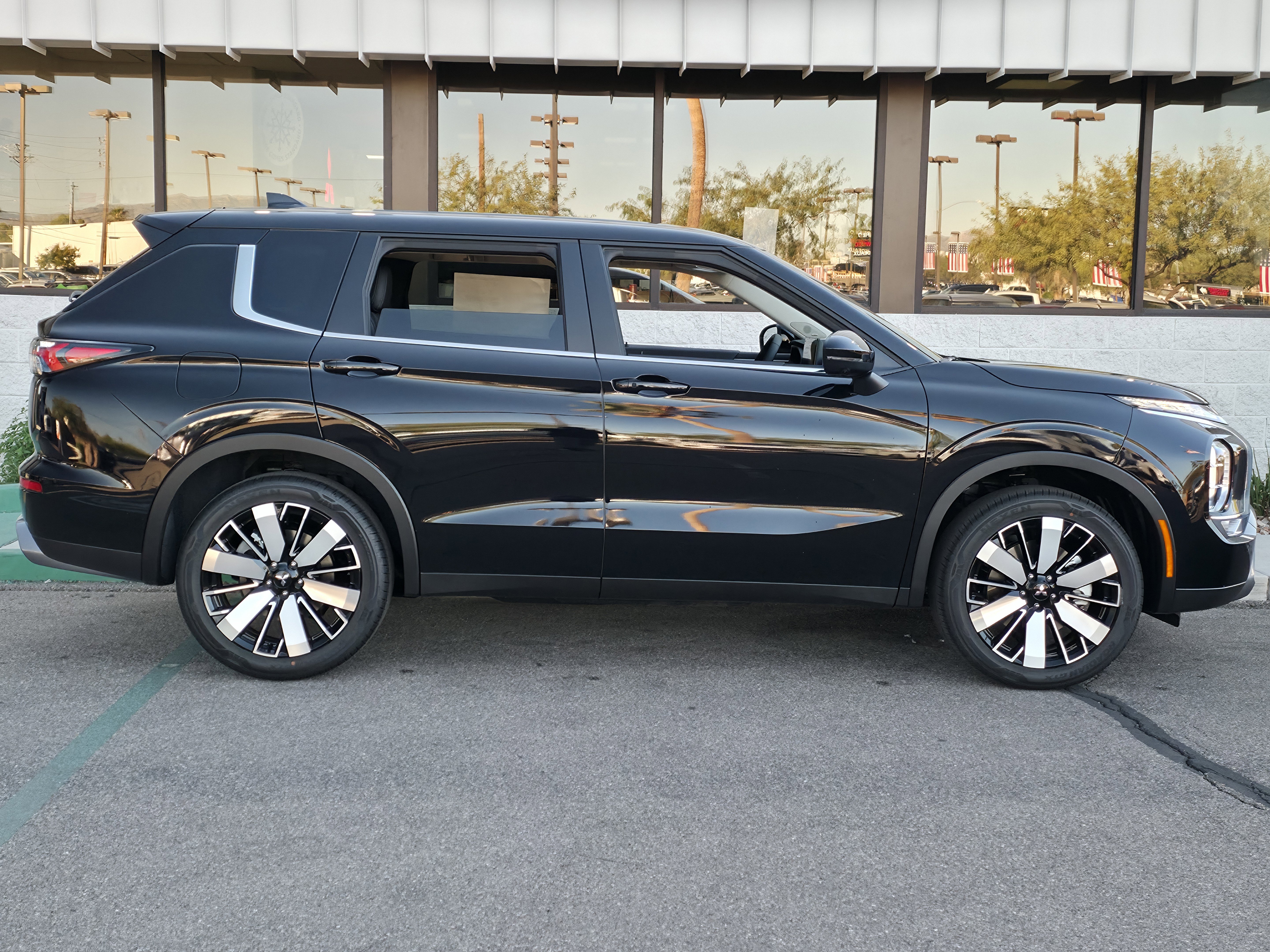 New 2025 Mitsubishi Outlander SE image 7