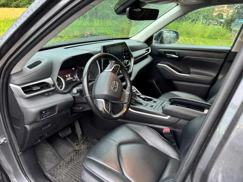 Used 2022 Toyota Highlander XLE AWD/4WD image 3