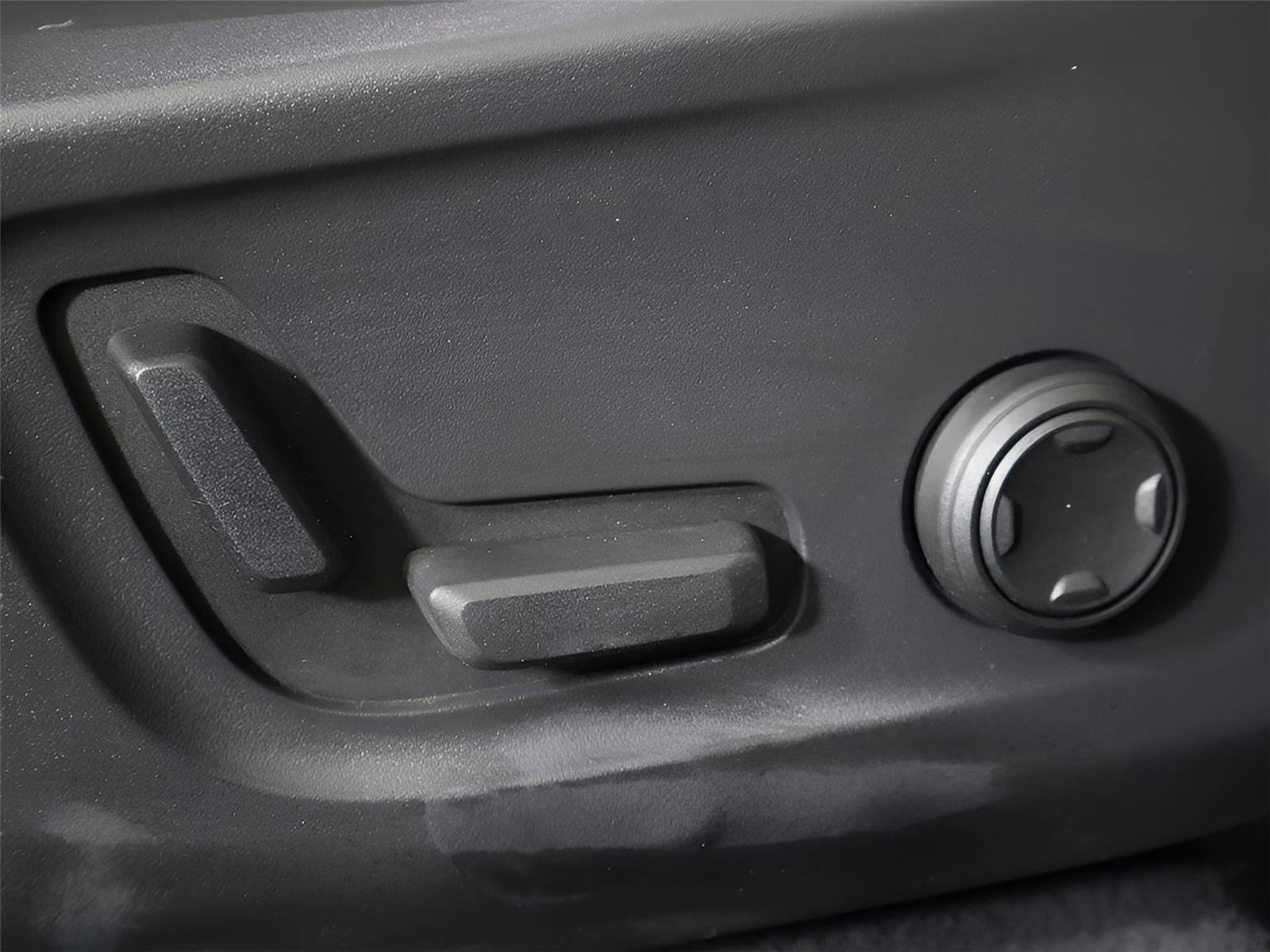 Used 2023 Volvo XC40 B5 Plus w/ Protection Package Premier image 36