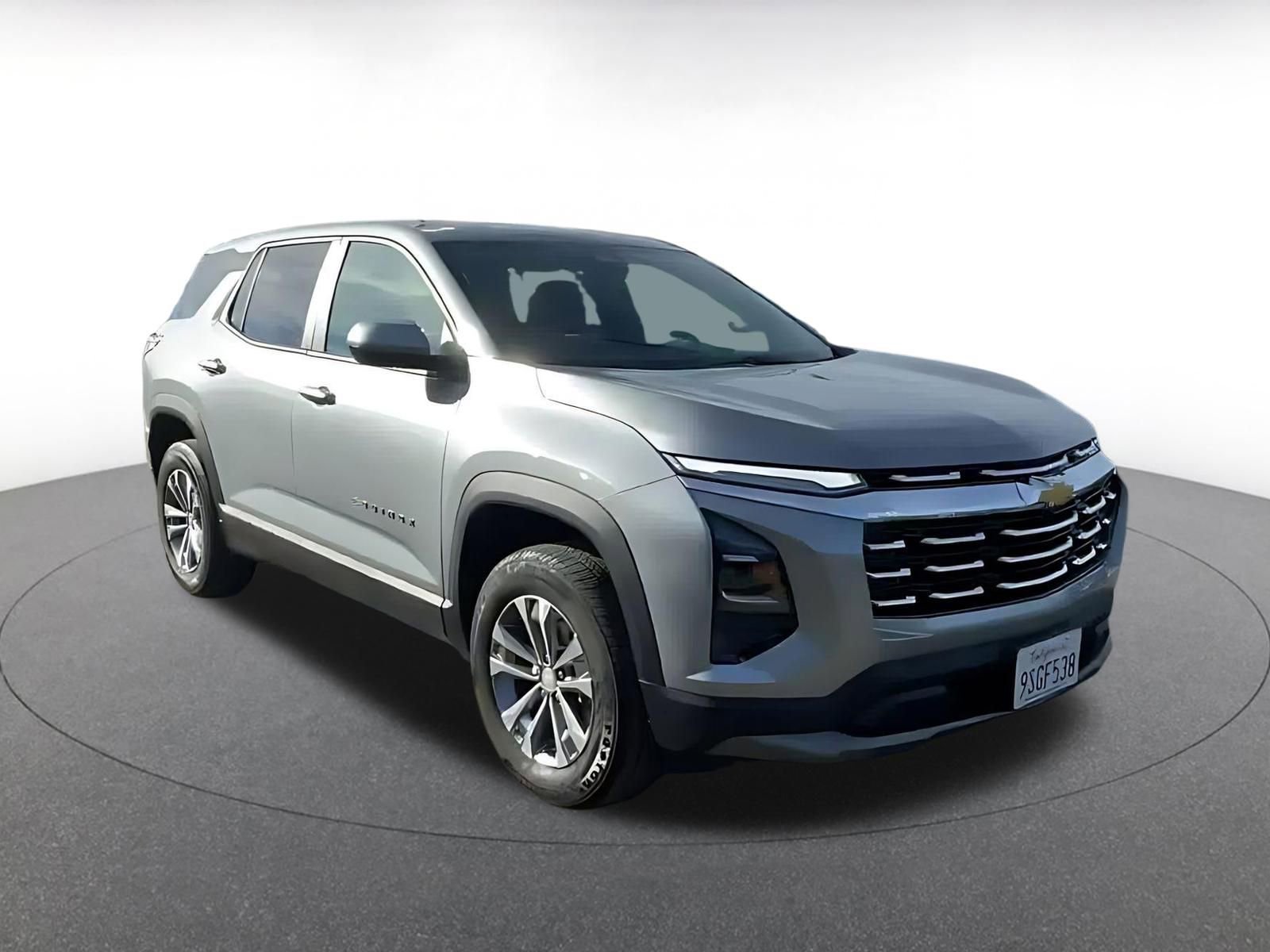 Used 2025 Chevrolet Equinox LT image 3