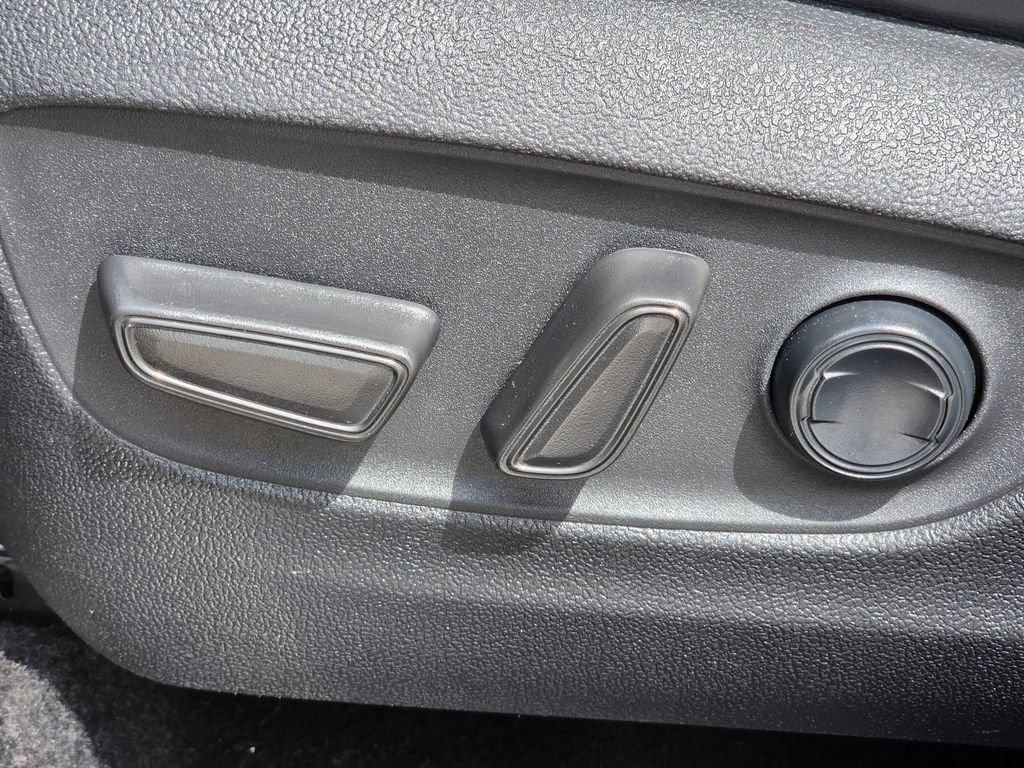 Used 2024 Toyota Highlander XLE FWD image 28