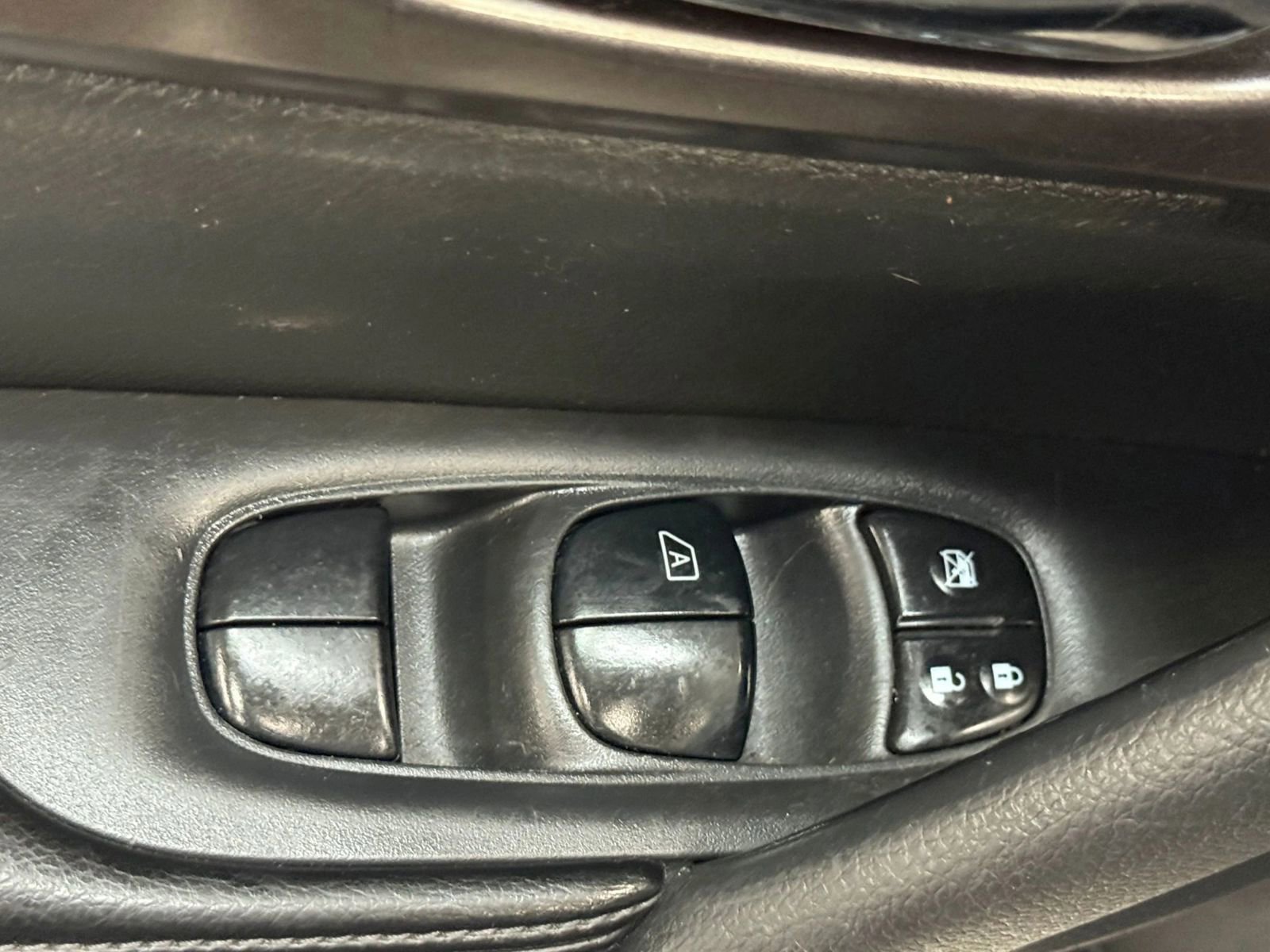 Used 2015 Nissan Rogue S AWD/4WD image 25