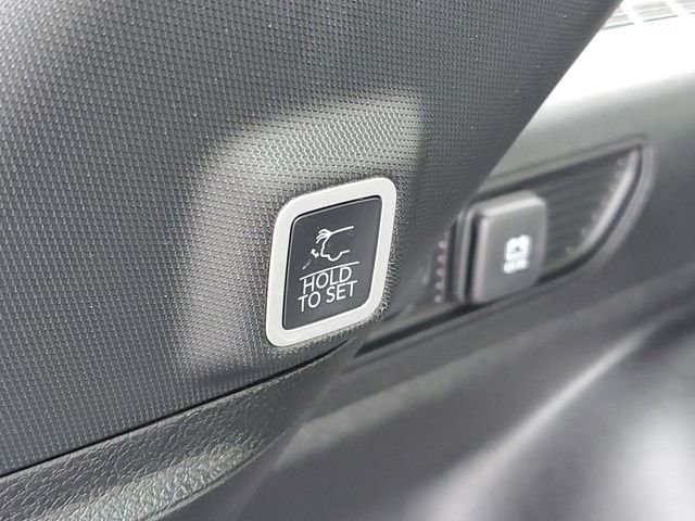 Used 2025 Jeep Grand Cherokee Limited w/ Black Appearance Package AWD/4WD image 9