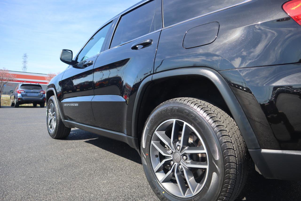 Used 2019 Jeep Grand Cherokee Laredo w/ 18" Wheel & 8.4" Radio Group image 27