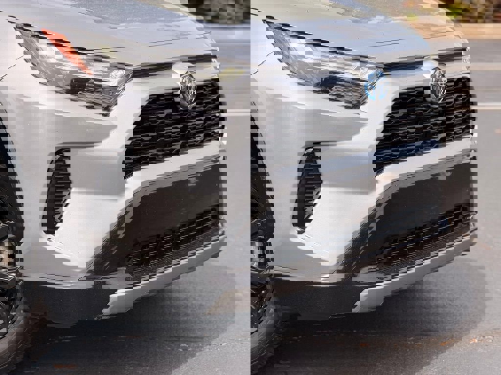 Used 2023 Toyota RAV4 SE image 6