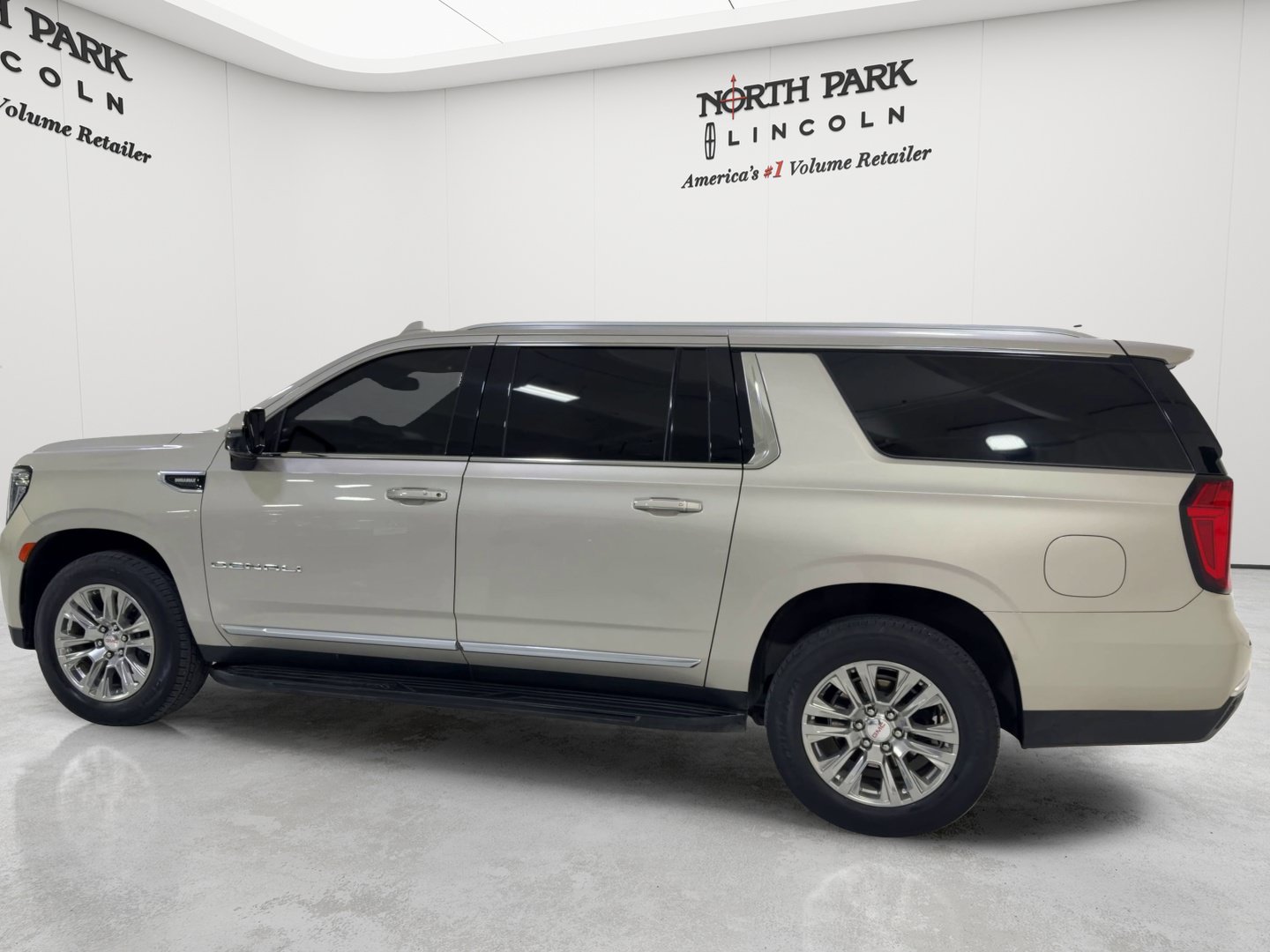 Used 2023 GMC Yukon XL Denali AWD/4WD image 7