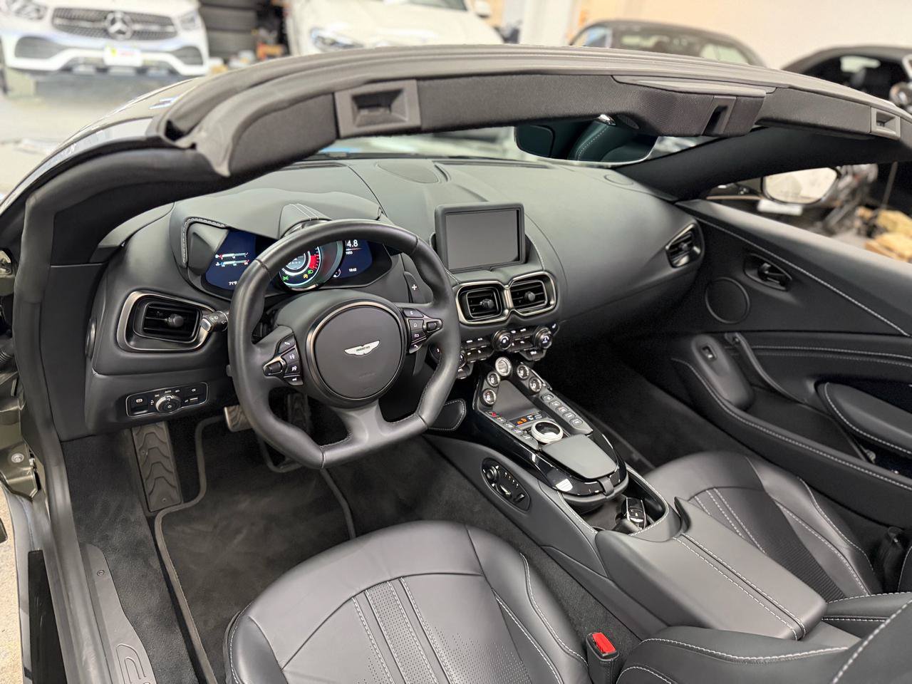 Used 2023 Aston Martin V8 Vantage Roadster RWD image 19