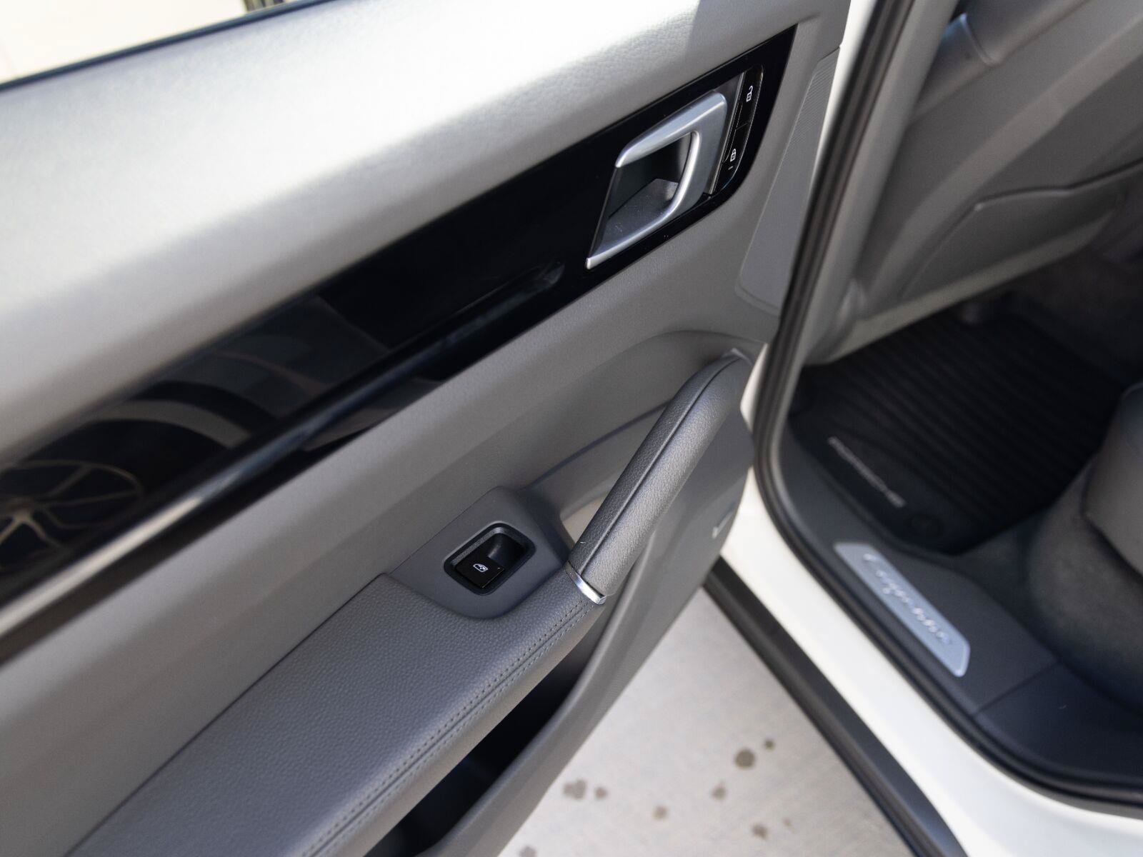 Used 2020 Porsche Cayenne AWD/4WD image 28