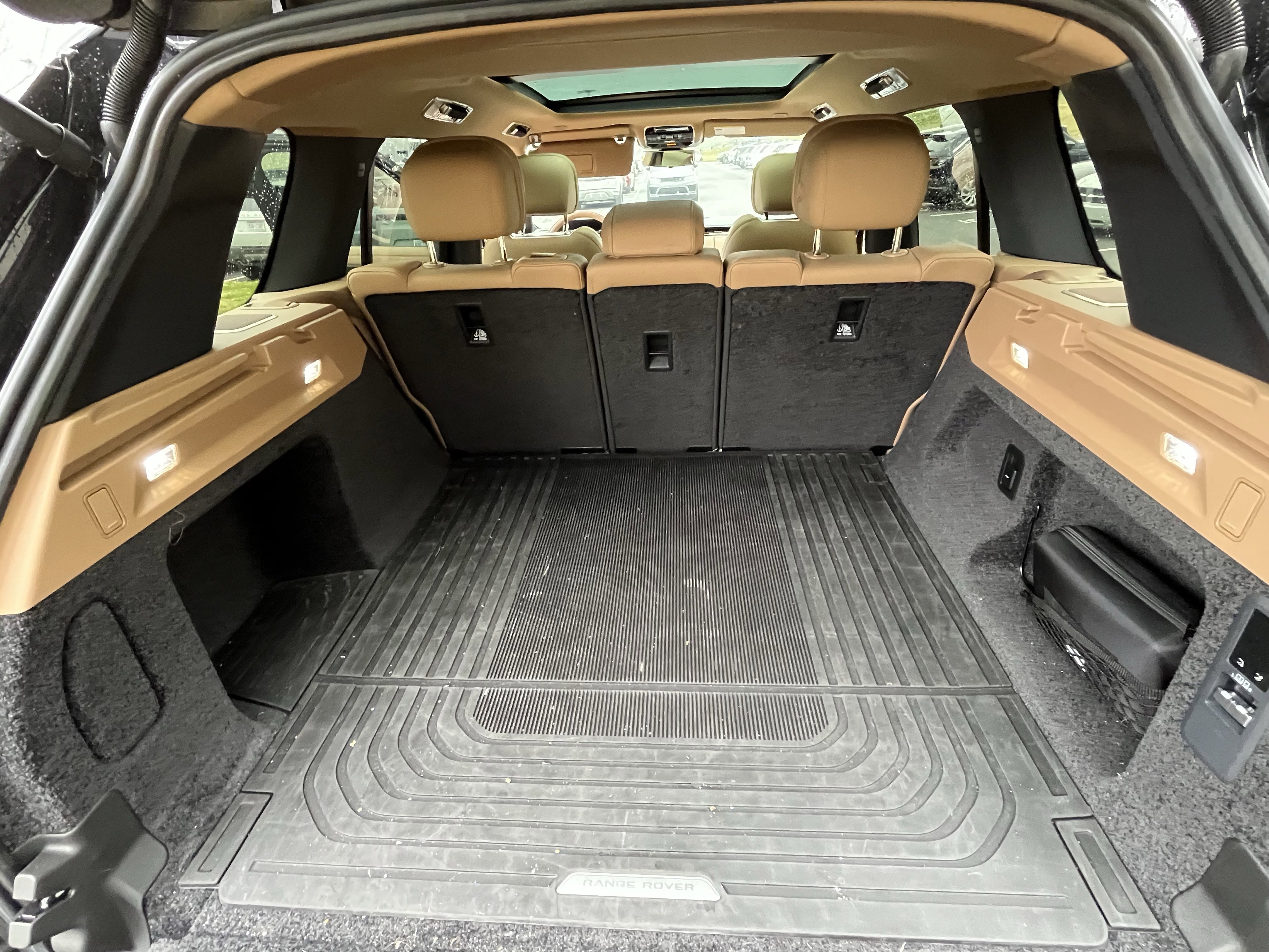 Certified 2025 Land Rover Range Rover SE image 32