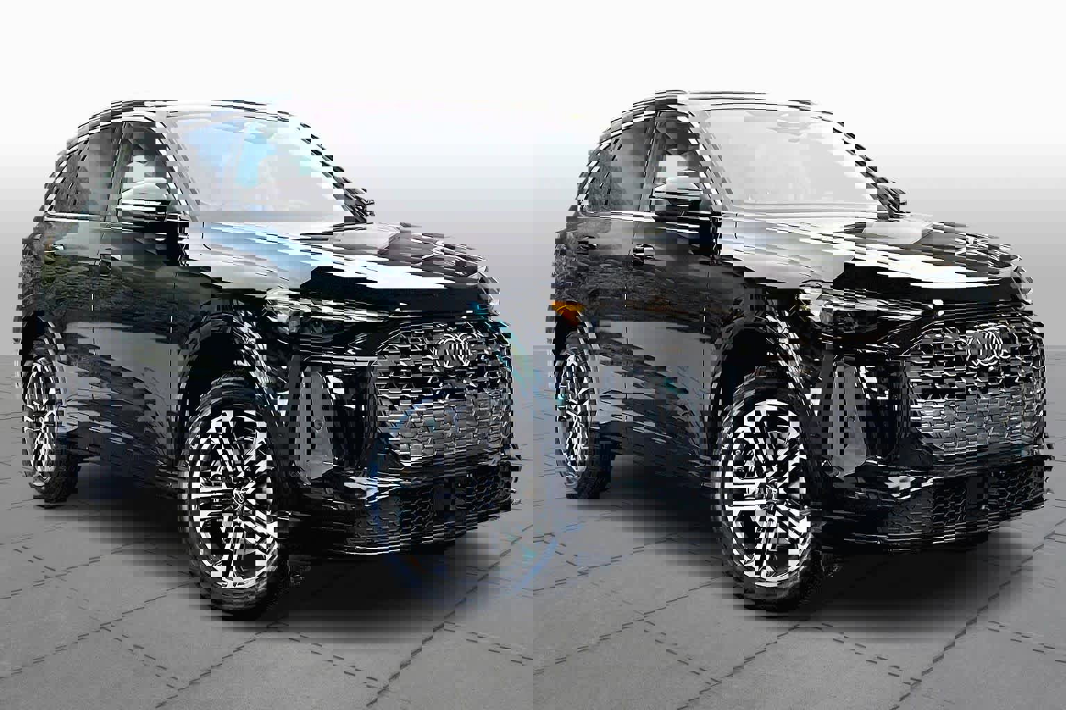 Used 2025 Audi Q5 Premium w/ Convenience Package image 3