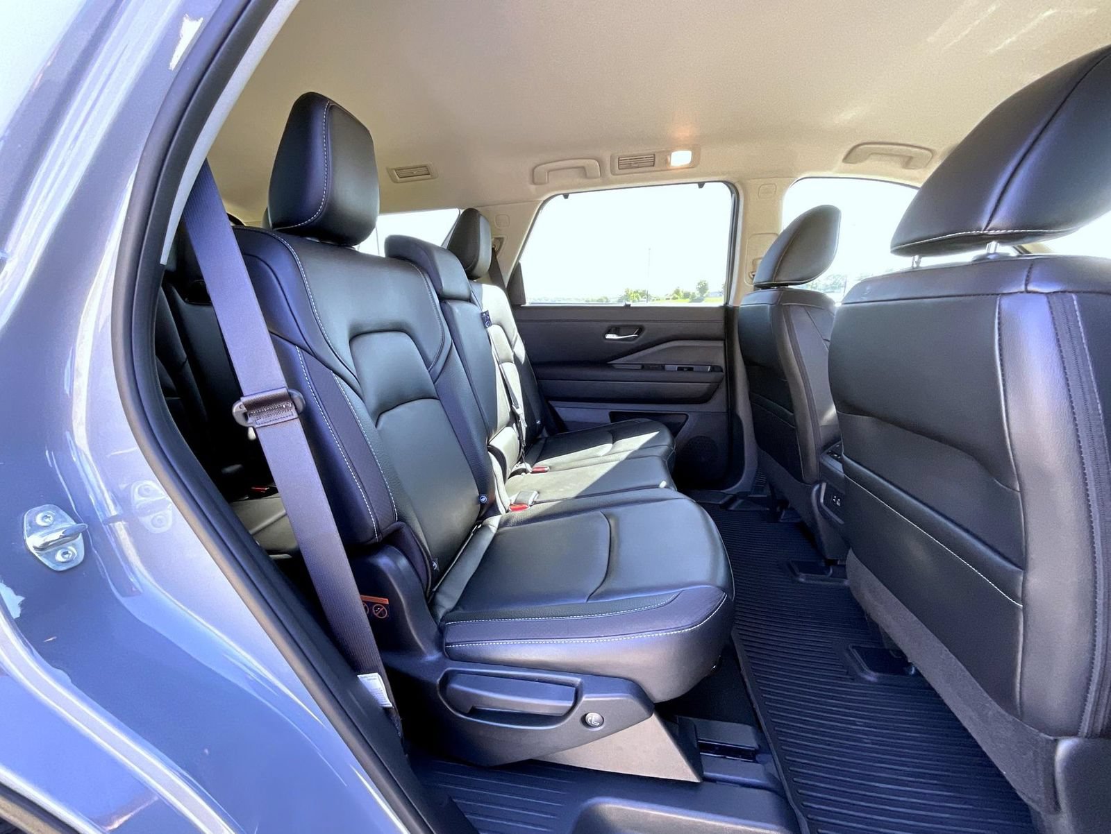 Used 2023 Nissan Pathfinder SL w/ Black Appearance Package AWD/4WD image 19