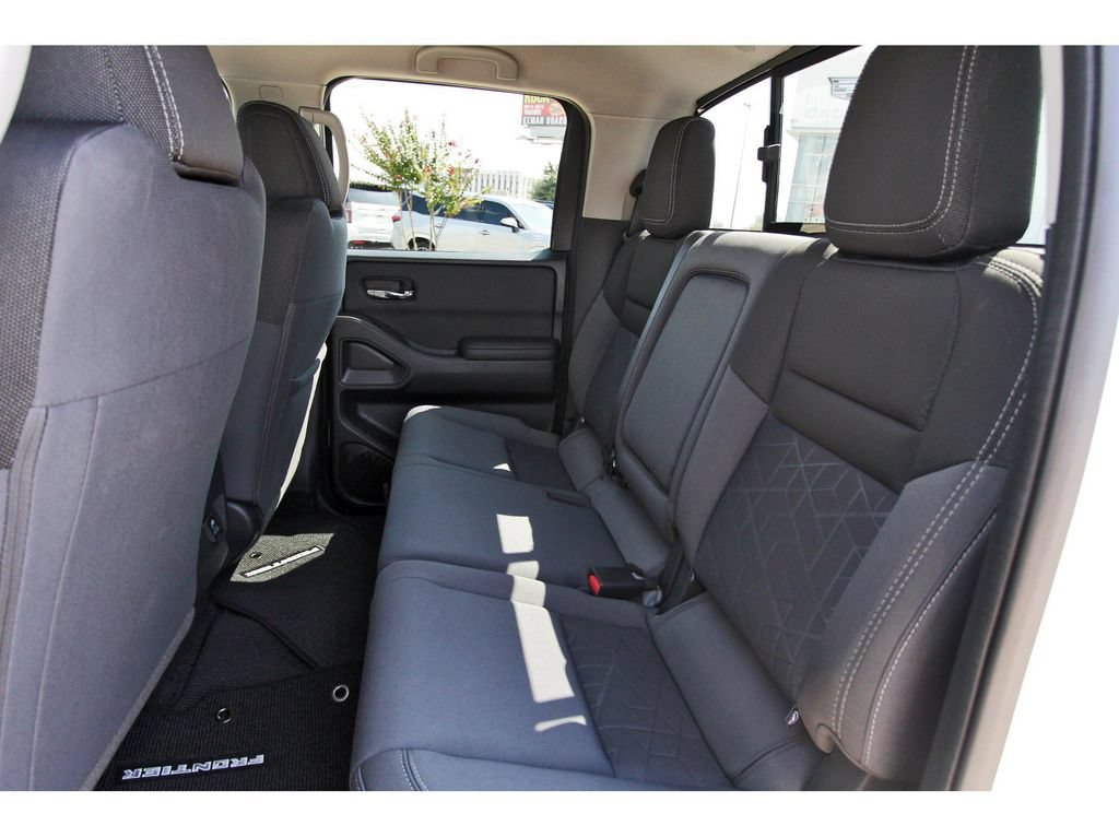 Used 2025 Nissan Frontier SV w/ SV Convenience Package RWD image 14