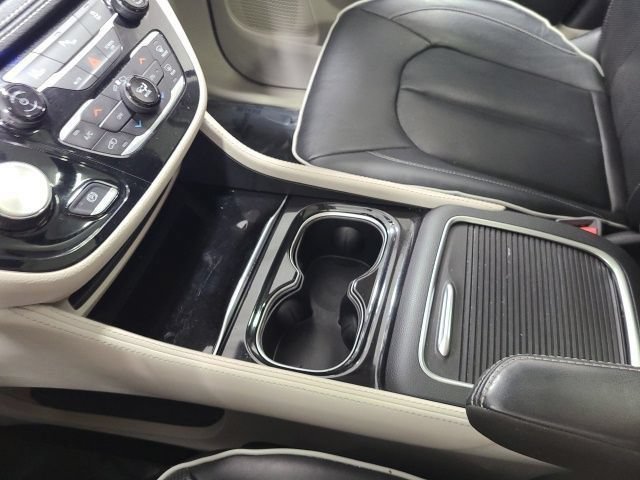 Used 2023 Chrysler Pacifica Limited FWD image 33