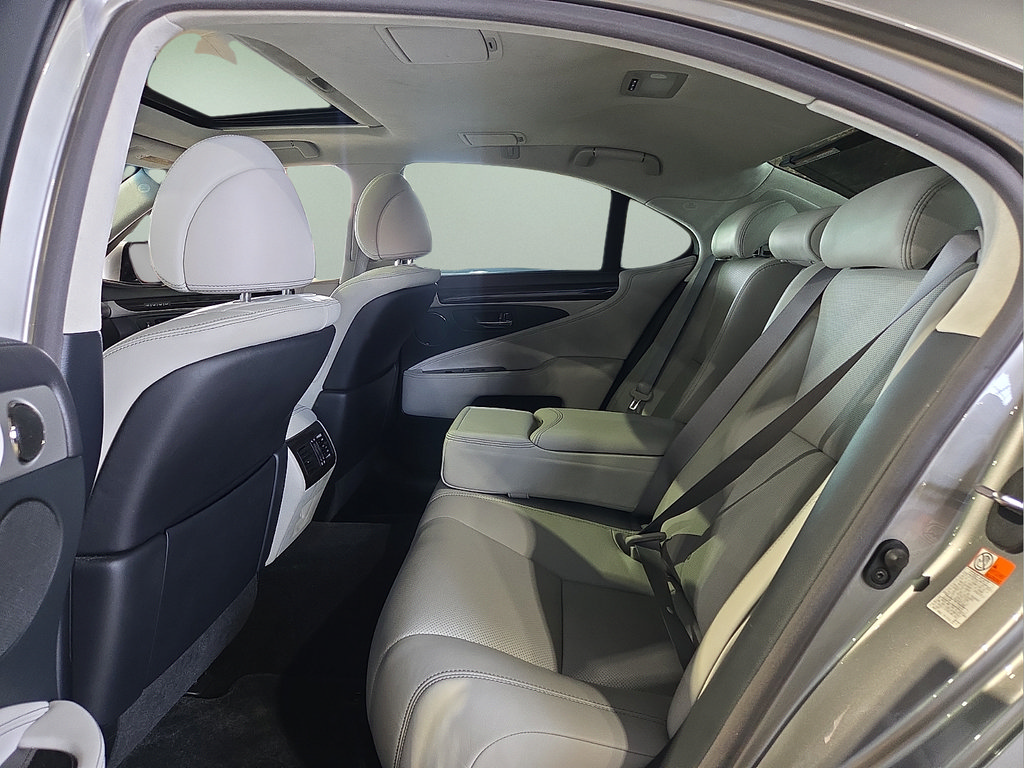 Used 2017 Lexus LS 460 RWD image 14