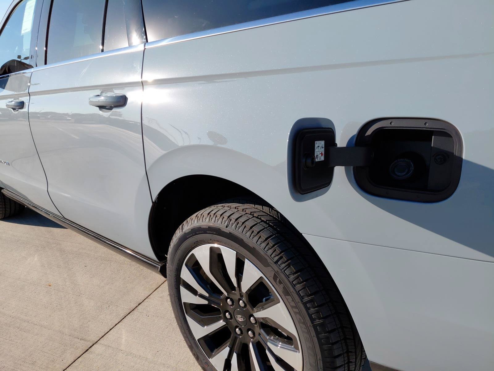 New 2025 Ford Expedition Max Platinum w/ Platinum Ultimate Package AWD/4WD image 29