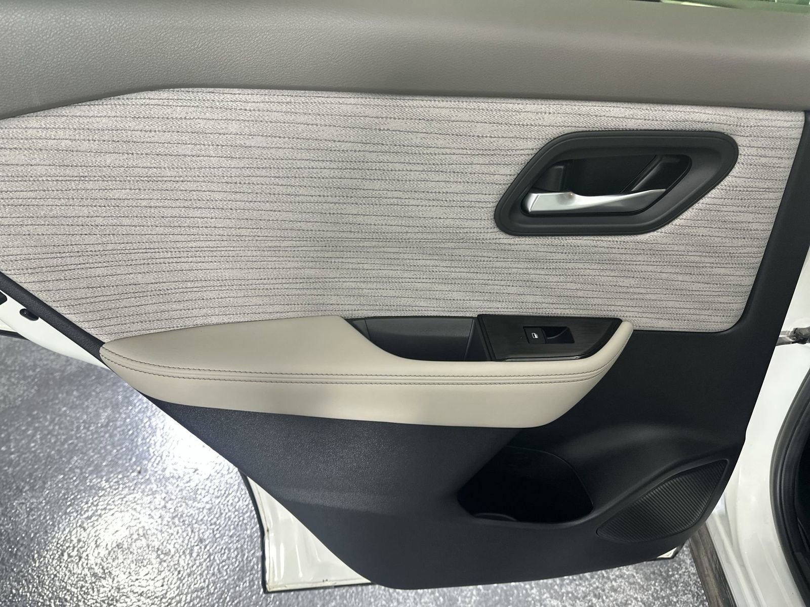 Used 2023 Nissan Rogue SV image 34