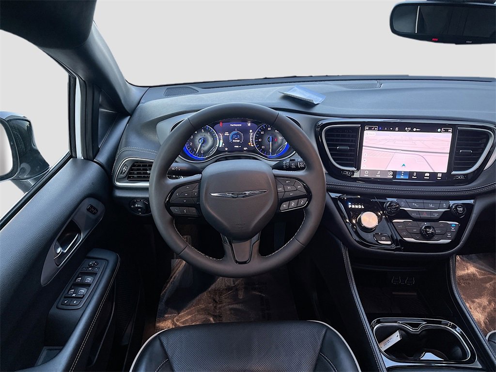 Used 2025 Chrysler Pacifica Limited image 24