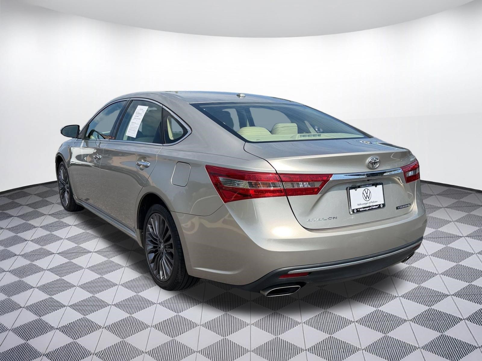 Used 2016 Toyota Avalon Touring FWD image 3