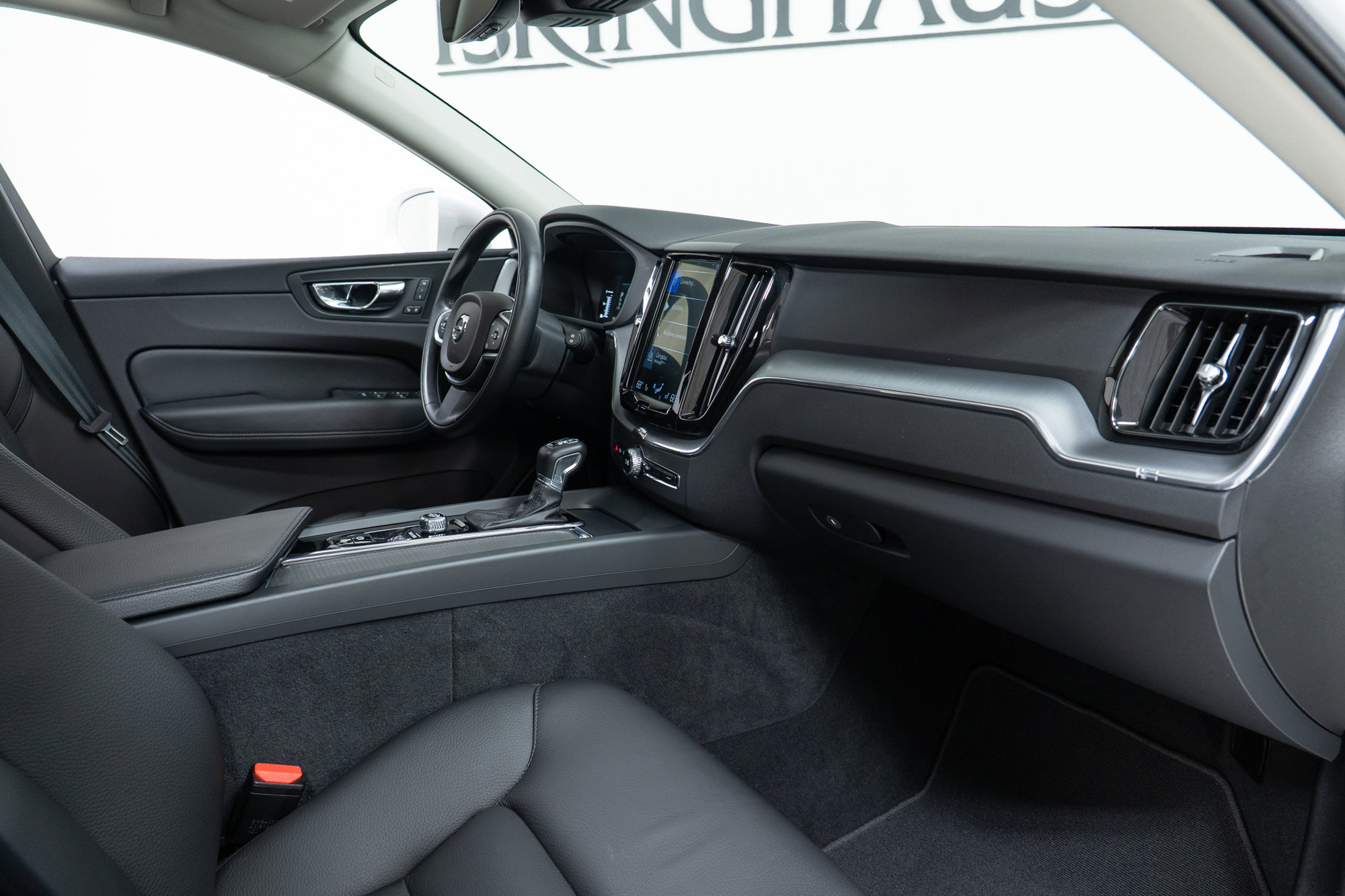 Used 2018 Volvo XC60 T5 Momentum w/ Convenience Package image 21