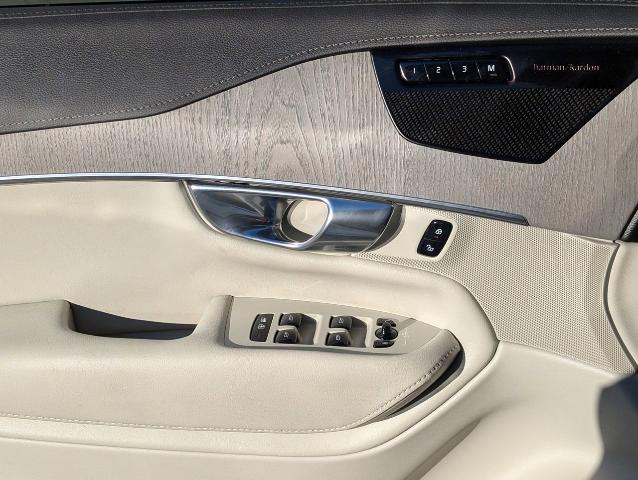 Used 2025 Volvo XC90 B6 Ultra w/ Lounge Package image 25