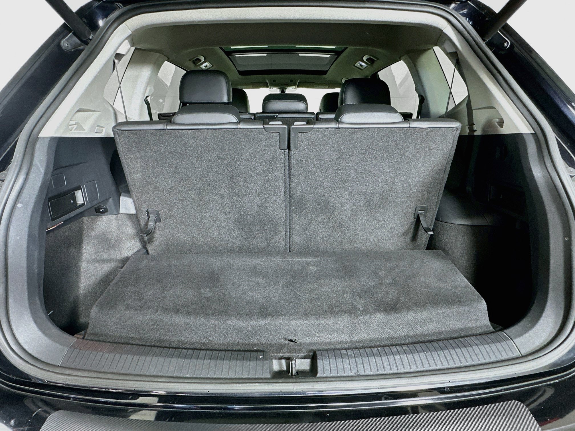 Used 2018 Volkswagen Tiguan SEL FWD image 30
