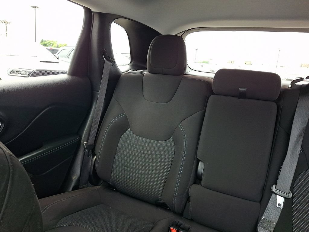 Used 2020 Jeep Cherokee Latitude w/ Cold Weather Group AWD/4WD image 19