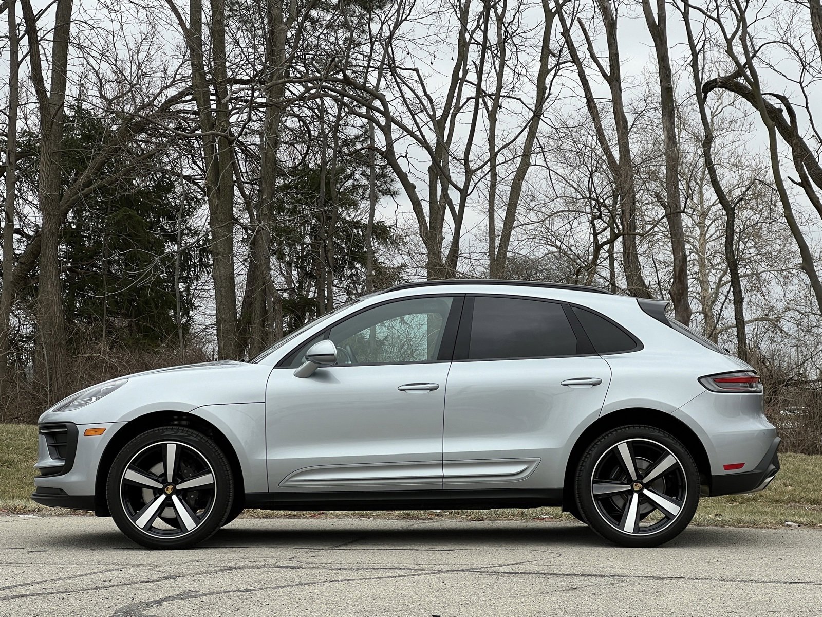 Certified 2025 Porsche Macan image 2